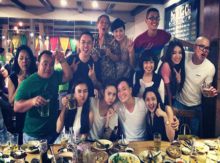 Minh Hằng ăn mừng phim “Vừa đi vừa khóc” thắng lớn